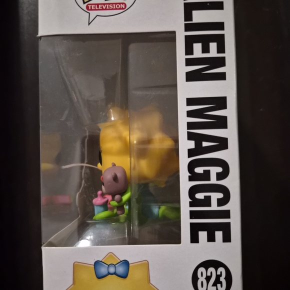 Funko Alien Maggie Figure with Yellow and Blue - Picture 5 of 9